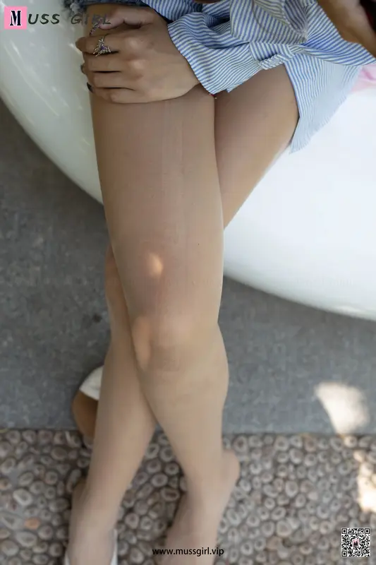 牛仔热裤肉丝美女 - 慕丝女lang